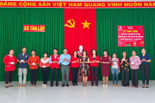 Tặng 500 thẻ bảo hiểm y tế cho người dân huyện Hàm Thuận Nam
