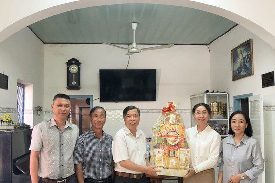 Ủy ban MTTQ Việt Nam tỉnh thăm, chúc mừng Giáng sinh năm 2022