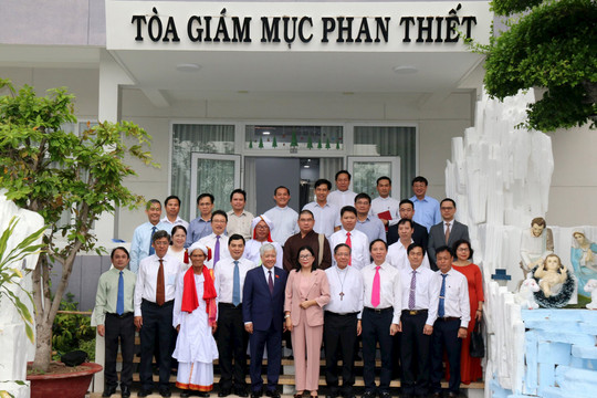 Vietnam Fatherland Front chairman visited and extended Christmas greetings to the Bishop's Palace of Phan Thiet Diocese