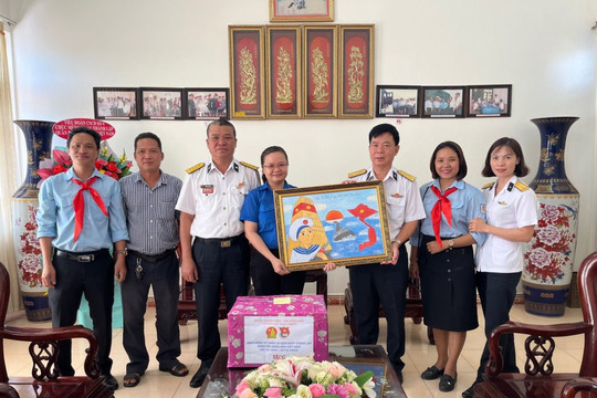 Thành đoàn Phan Thiết thăm và tặng quà các đơn vị quân đội