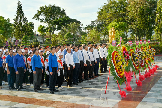 Tổ chức lễ viếng liệt sĩ nhân kỷ niệm Ngày thành lập Quân đội nhân dân Việt Nam