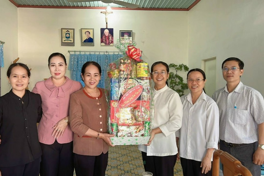 Ủy ban MTTQ Việt Nam thị xã La Gi: Thăm, chúc mừng Giáng sinh 2022