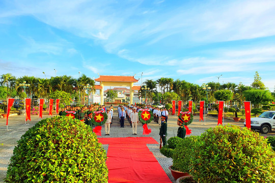 Hàm Tân: Viếng đền tưởng niệm liệt sĩ huyện nhân kỷ niệm 78 năm ngày thành lập quân đội nhân dân Việt Nam