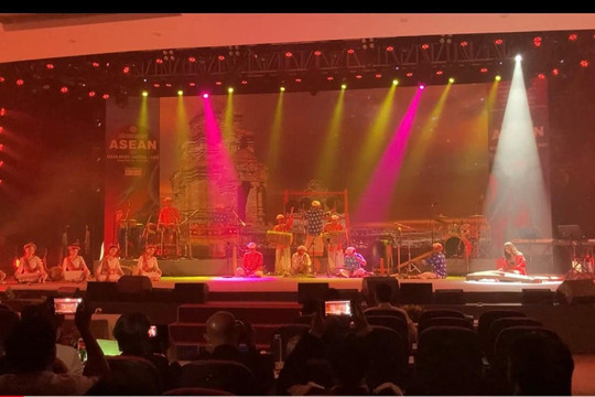 Binh Thuan: Bien Xanh dance troupe won outstanding title at ASEAN Music Festival 2022