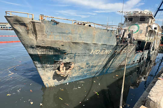 Hoàn tất cẩu vớt tàu Hoàng Thiên 99 và xử lý môi trường ở Cảng Phan Thiết