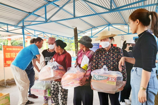 Trao 570 phần quà tết cho người nghèo tại xã La Ngâu