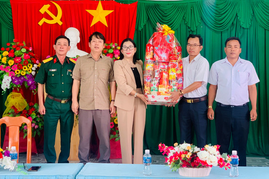 Thăm, chúc tết các tập thể, cá nhân tại huyện Hàm Thuận Bắc 