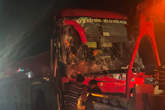 Hàm Thuận Nam: Xe khách giường nằm tông xe tải gần trạm thu phí
