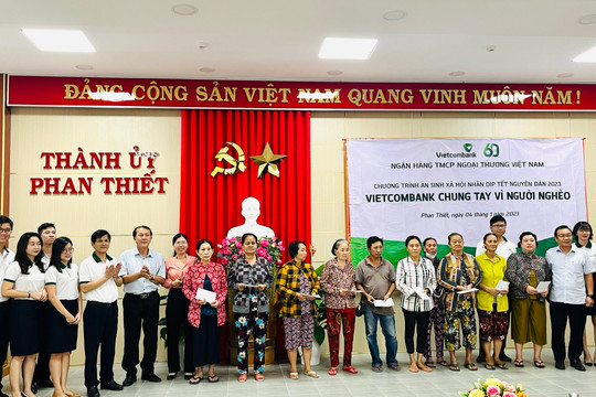 Vietcombank Bình Thuận tặng 600 suất quà tết cho người nghèo