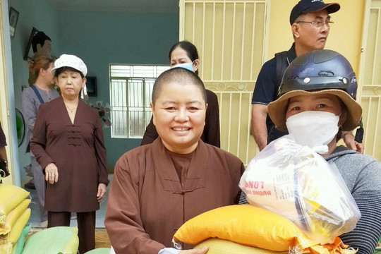 210 suất quà tết tặng người nghèo tại Tánh Linh