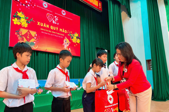 Tặng quà tết cho trẻ em mồ côi, khuyết tật Hàm Thuận Nam
