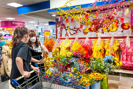 Các cửa hàng, siêu thị giảm giá dịp cuối năm