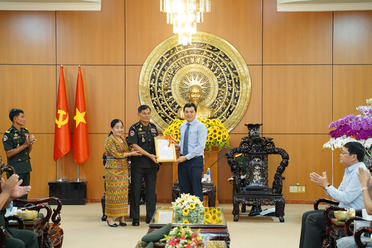 Lãnh đạo tỉnh tiếp đoàn Tiểu khu Quân sự Tỉnh Kampong Chhang đến thăm, chúc tết 