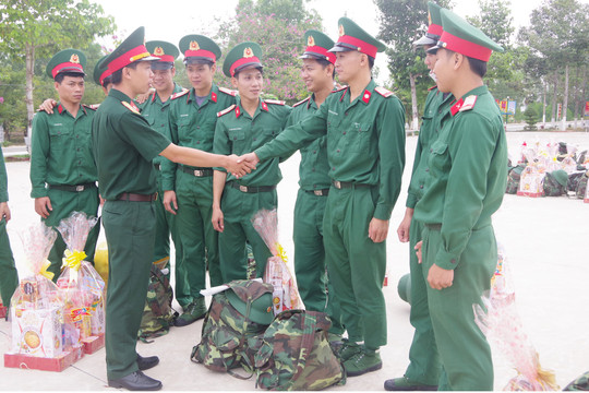 Bộ CHQS tỉnh tiễn 181 quân nhân xuất ngũ về địa phương