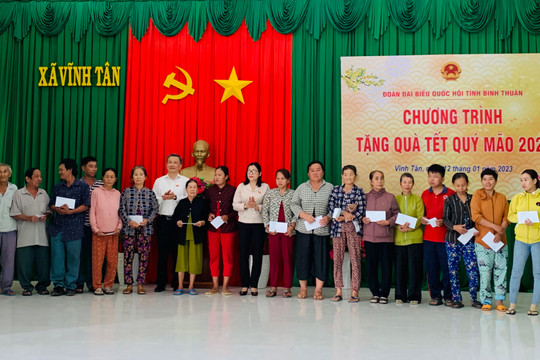 Đại biểu Quốc hội tỉnh:
Trao tặng 500 suất quà tết cho hộ nghèo, khó khăn tại huyện Tuy Phong 