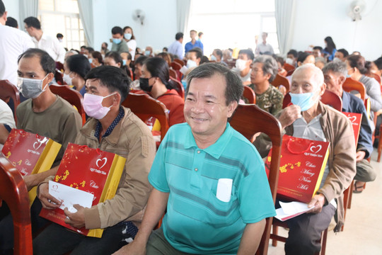 Đoàn Đại biểu Quốc hội tỉnh Bình Thuận tặng quà tết ở Hàm Thuận Nam 