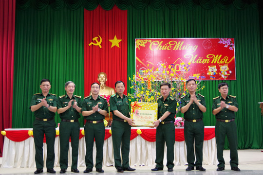 Bộ Tư lệnh Bộ đội Biên phòng chúc tết Bộ đội Biên phòng tỉnh Bình Thuận