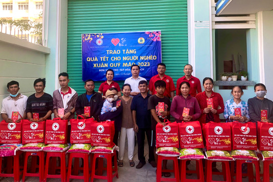 Tặng quà tết cho 100 hộ nghèo trên địa bàn TP. Phan Thiết