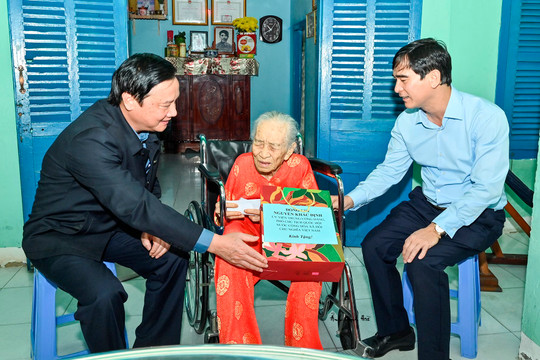 Phó Chủ tịch Quốc hội Nguyễn Khắc Định thăm, tặng quà cho Mẹ Việt Nam anh hùng Nguyễn Thị Sử