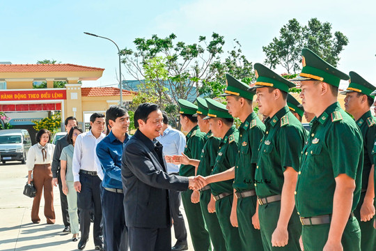  Vice Chairman of the National Assembly visited and offered Tet gifts to disadvantaged people in Phan Thiet and Ham Thuan Bac