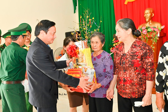  Phó Chủ tịch Quốc hội thăm, tặng quà tết tại TP.Phan Thiết và huyện Hàm Thuận Bắc