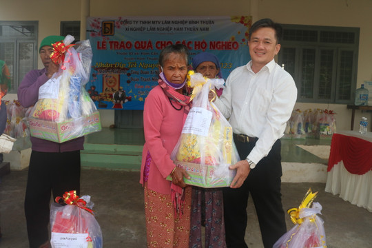 150 phần quà tết dành cho các hộ nghèo Hàm Thuận Nam

