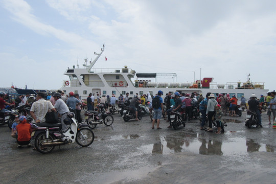 
Tuyến vận tải đường biển Phan Thiết - Phú Quý:
Hoạt động với phương châm “Không để người dân không về quê ăn tết”