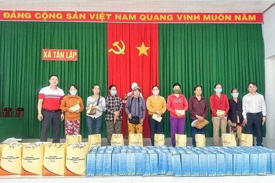 Tặng 120 suất quà tết cho người nghèo ở  xã Tân Đức, Tân Lập