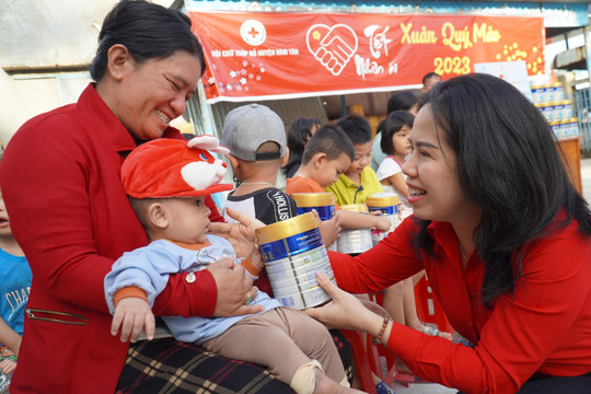Trao hơn 500 hộp sữa dinh dưỡng cho trẻ em nghèo, khuyết tật 
