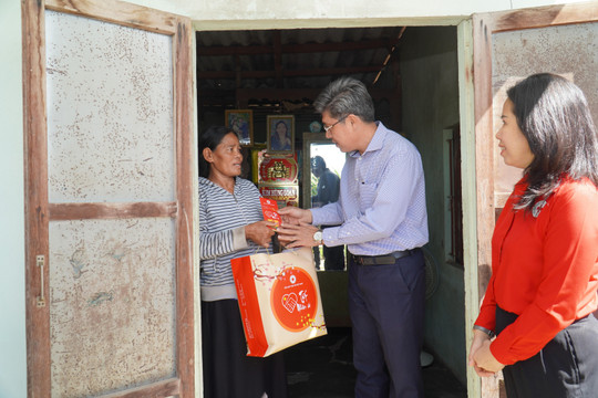 Phó chủ tịch UBND tỉnh trao quà tết đến các hộ nghèo, có hoàn cảnh đặc biệt khó khăn