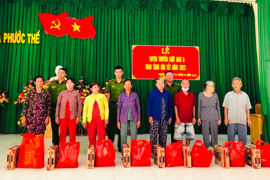 Hơn 65 phần quà tặng dịp tết tại Tuy Phong