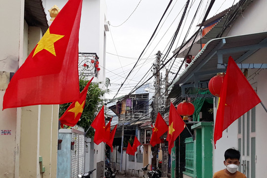 Khu phố lao động rợp sắc cờ chào đón Tết Nguyên đán 