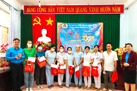 Hơn 240 người khó khăn thuộc Công đoàn ngành Y tế tỉnh được trao quà Tết