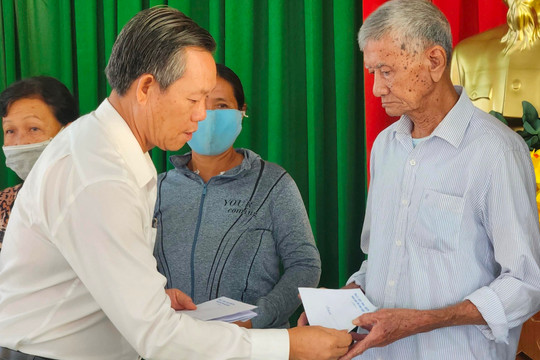 Phó Chủ tịch Thường trực UBND tỉnh trao quà xuân cho người nghèo ở Phong Nẫm
