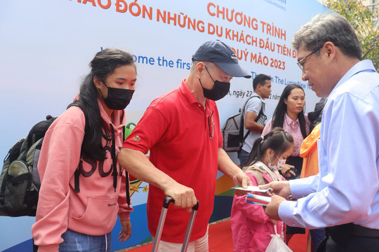 
Chào đón, chúc tết những du khách đến Bình Thuận tại Ga Phan Thiết vào ngày đầu Xuân Quý Mão