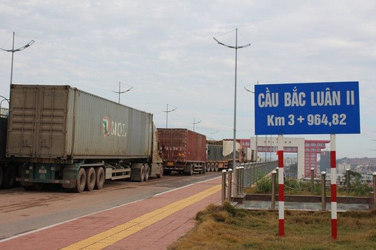 Bắt đầu dừng dịch vụ lái xe trung chuyển hàng hóa tại cửa khẩu cầu Bắc Luân II - Móng Cái, Quảng Ninh

