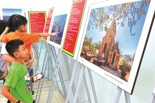Poetry & Photos Exhibition to mark Vietnam Poetry Day and National Tourism Year 2023 opened