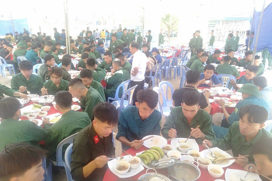 Ghi nhận bữa cơm trưa đầu tiên của trại sinh đơn vị Tánh Linh