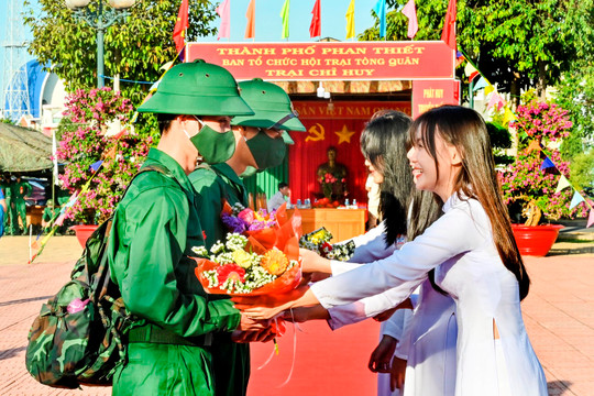Binh Thuan: jubilant see-off ceremonies held for newly-recruited soldiers