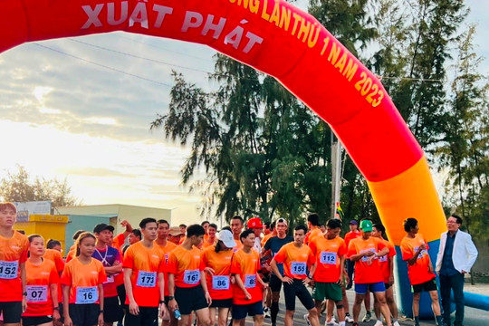 500 vận động viên tham gia Giải bán Marathon Tuy Phong lần 1 