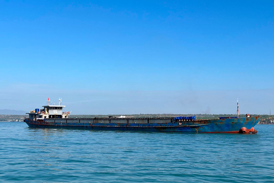 Lai kéo tàu Phúc An 01 bị sự cố trên biển  vào Vịnh Mũi Né an toàn