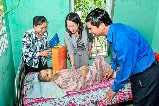 Quyền Chủ tịch nước Võ Thị Ánh Xuân thăm Mẹ VNAH Nguyễn Thị Nhung và Bệnh viện Y học cổ truyền và phục hồi chức năng