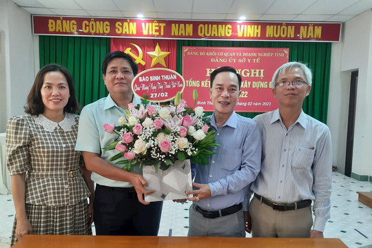 Lãnh đạo Báo Bình Thuận chúc mừng Ngày Thầy thuốc Việt Nam