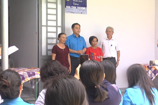 Công đoàn viên chức Bình Thuận trao nhà tình thương