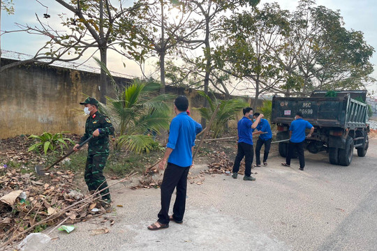 Đoàn thanh niên ra quân dọn vệ sinh môi trường tại phường Phú Trinh