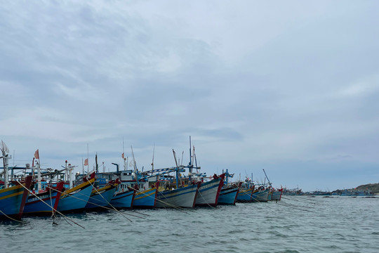  Phú Quý: 2 sà lan bị sóng đánh chìm, 4 người còn mất tích