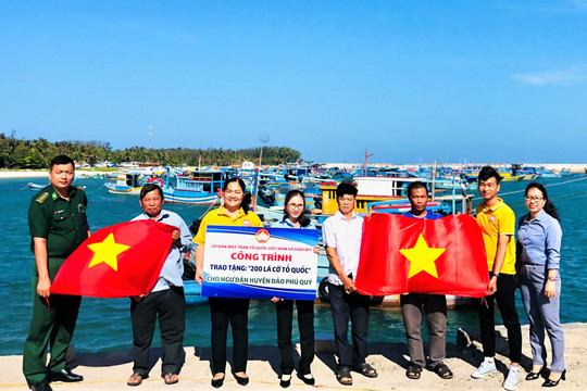 200 national flags presented to fishermen on Phu Quy island