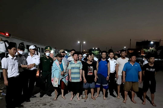 Cứu thành công 11 người trên tàu hàng bị nạn tại vùng biển Bình Thuận