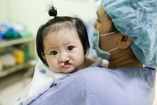 Khám và phẫu thuật dị tật cho trẻ em