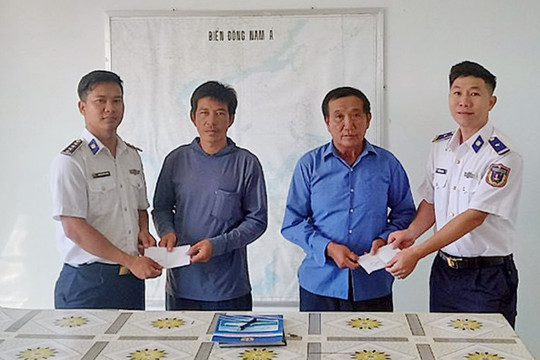 Bàn giao 2 thuyền viên của sà lan LA 05923 gặp nạn cho Đồn Biên phòng cửa khẩu cảng Phú Quý